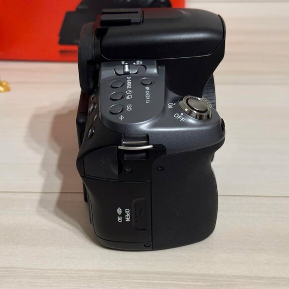 Unused SONY α550 Digital Single-Lens Reflex Camera - Picture 5 of 7